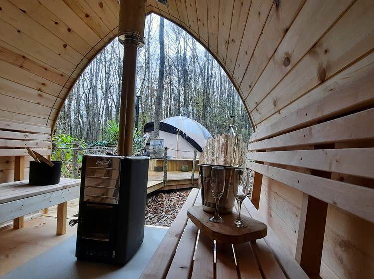 Le sauna igloo avec vue panoramique sur les bois