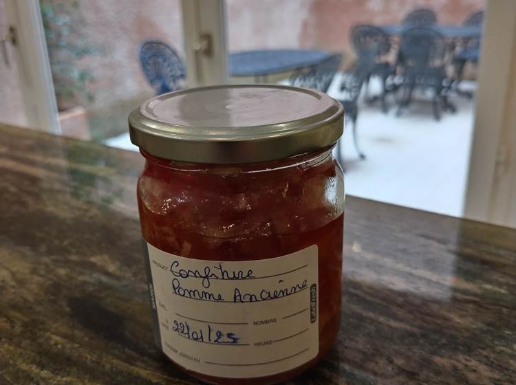 Confiture maison pour les petits déjeuners des hôtes du Coq du Nord Mailhac