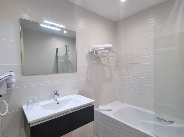 grande salle de bain baignoire