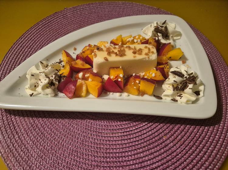 glace crème vanillée nectarine/meringue/chantilly