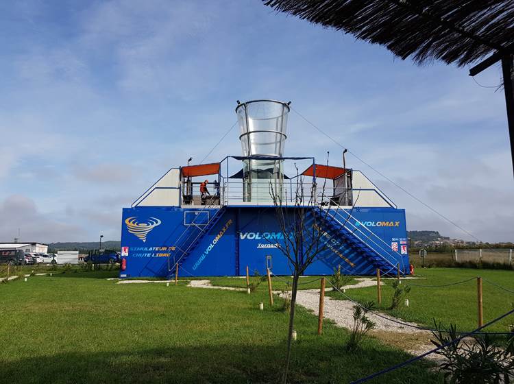 Structure Volomax simulateur de chute libre à Pujaut près d'Avignon