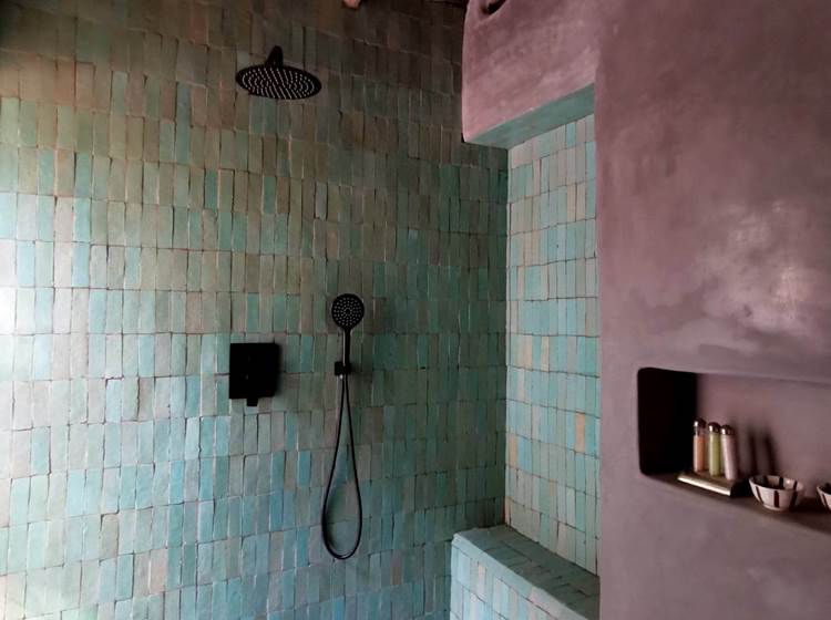 Suite Kalyptus - salle de bain en zellige  et tadelak