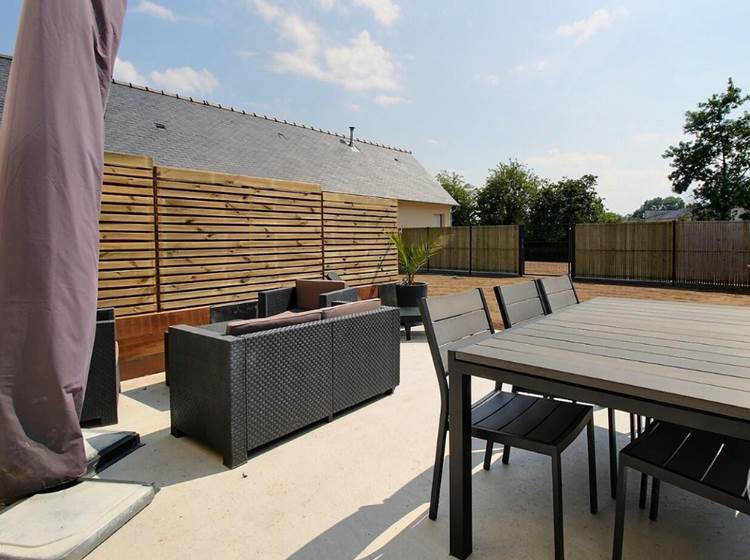 TERRASSE DE 25 M² AVEC TABLE, BARBECUE ET SALON LOUNGE