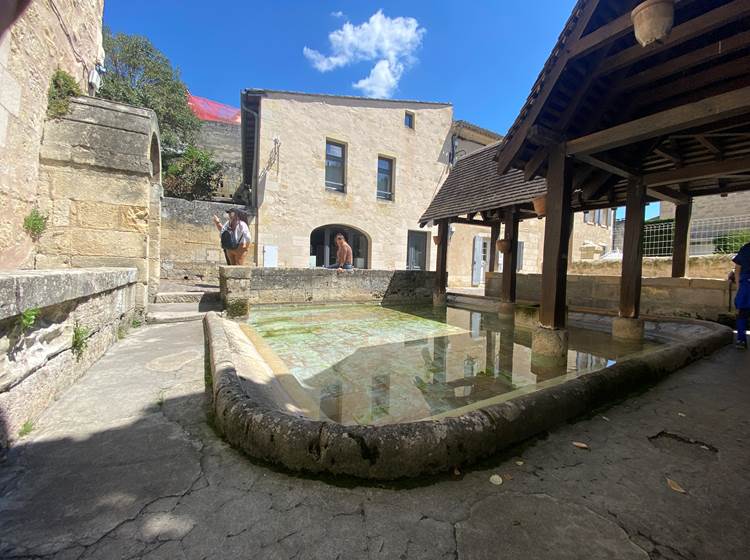 Lavoir-fontaine-roi-France-Saint-Emilion-Gironde