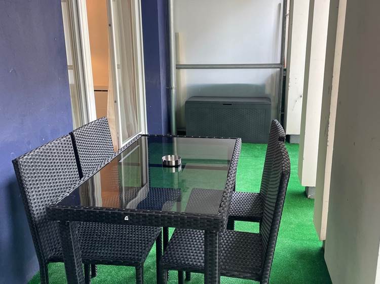 Terrasse couverte avec table de jardin