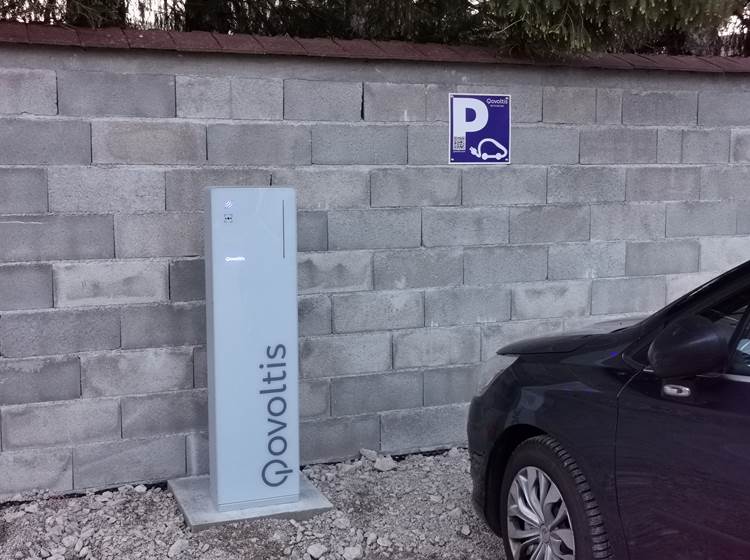 Emplacement réservé aux voitures électriques sur le parking du Relais des deux tours