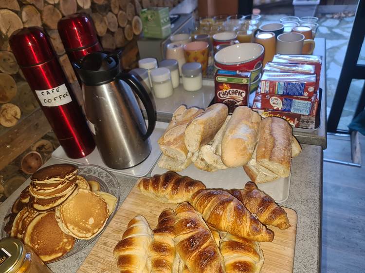 le petit déjeuner d'une grande famille venue en novembre 2023