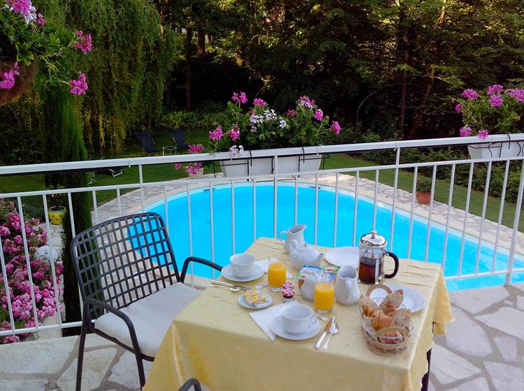 Villa Ric, petit- déjeuner, vue piscine, vue nature et Saint-Céré