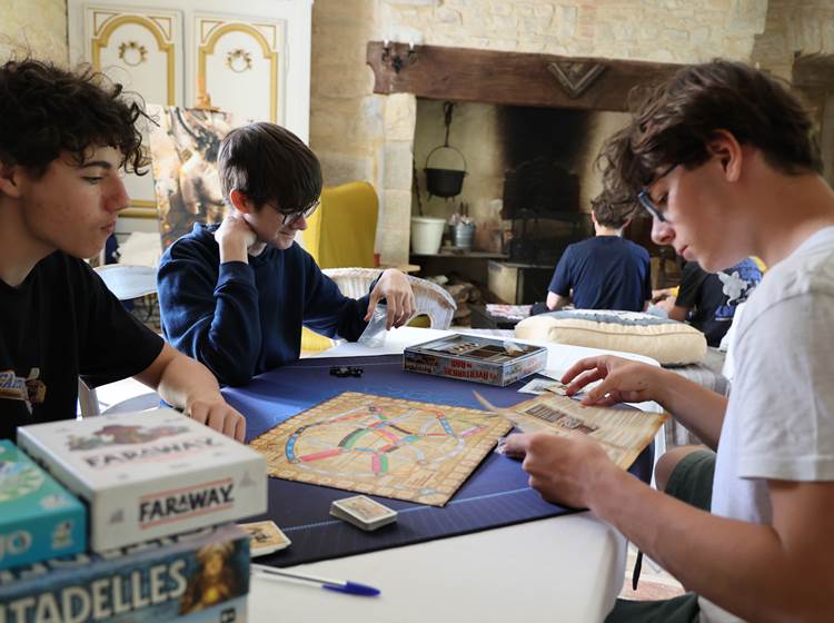 Session de jeu dans le grand salon au Château de Saint-Chamarand dans le Lot