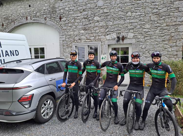 Equipe cycliste semi-professionnelle en séjour au gîte