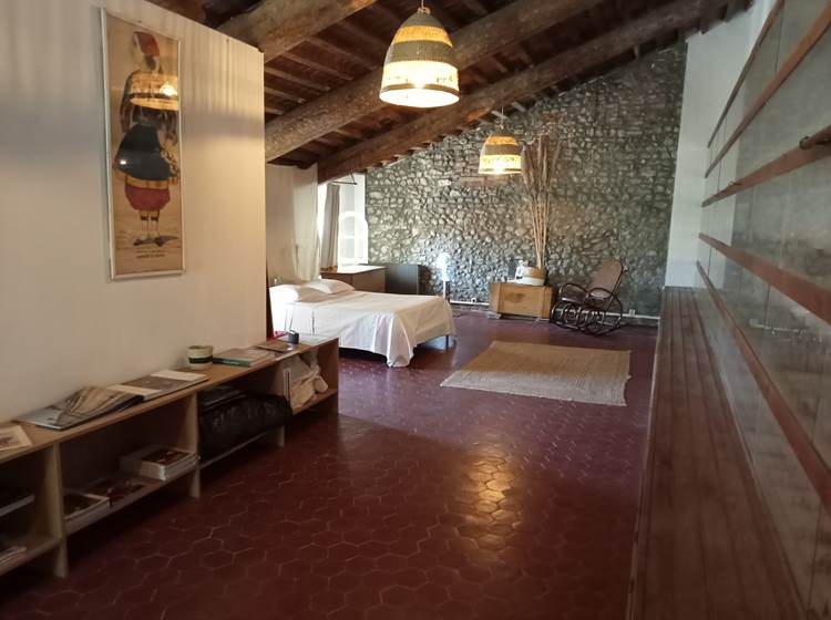 Le Mas Palegry chambres d'hôtes Perpignan - La suite impériale vous attend. 80 m² sous une charpente de 150 ans et une décoration originale. Climatisation réversible; A 2ème étage sans ascenceur