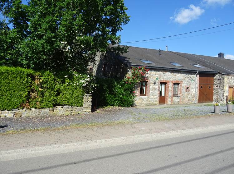 façade des gites avec grand parking