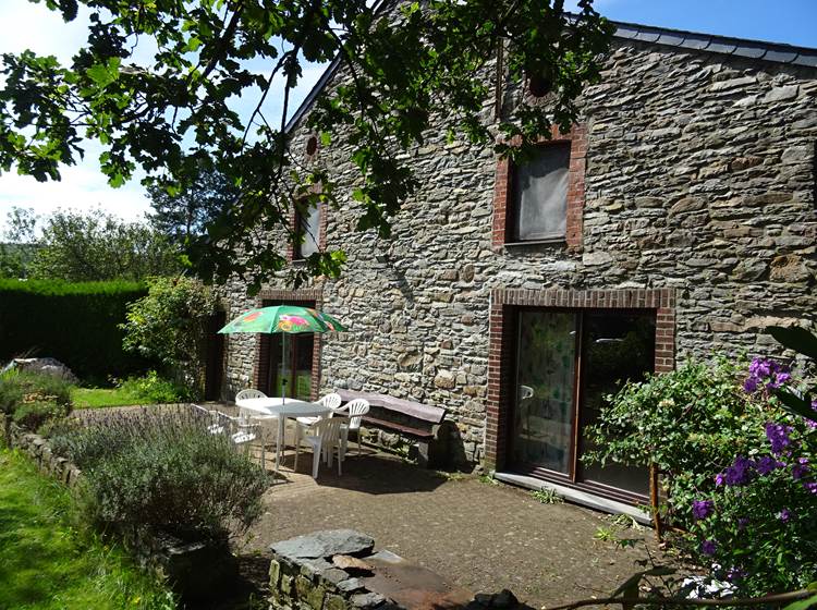 Pignon et terrasse du gîte 2