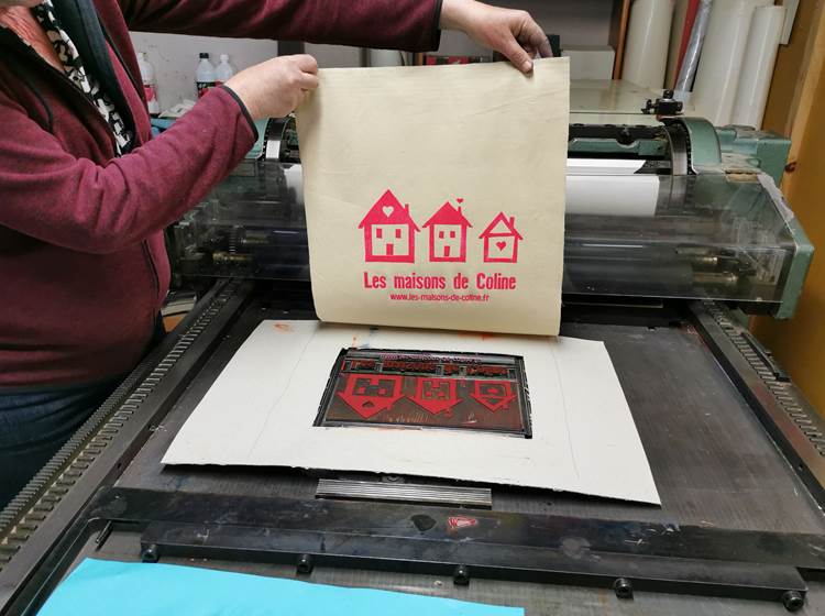 Impression en typographie sur toile de lin pour le tot bag