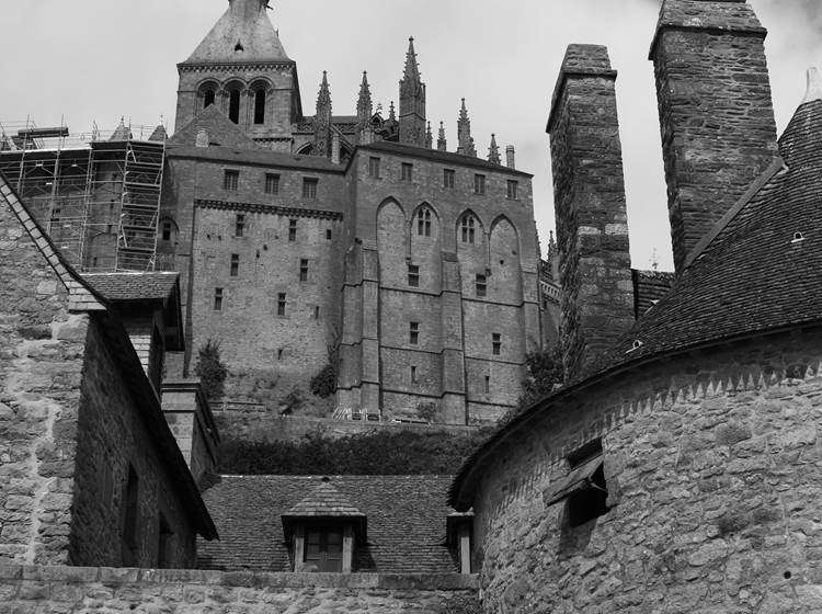 La Basilique vue de la rue principale