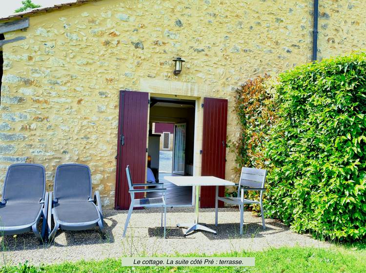 DOMAINE DU CHAMP DE L'HOSTE - chambres d'hôtes à Larzac 24170 - Dordogne - location suite côté pré - location maison de vacances - suite de charme - terrasse -