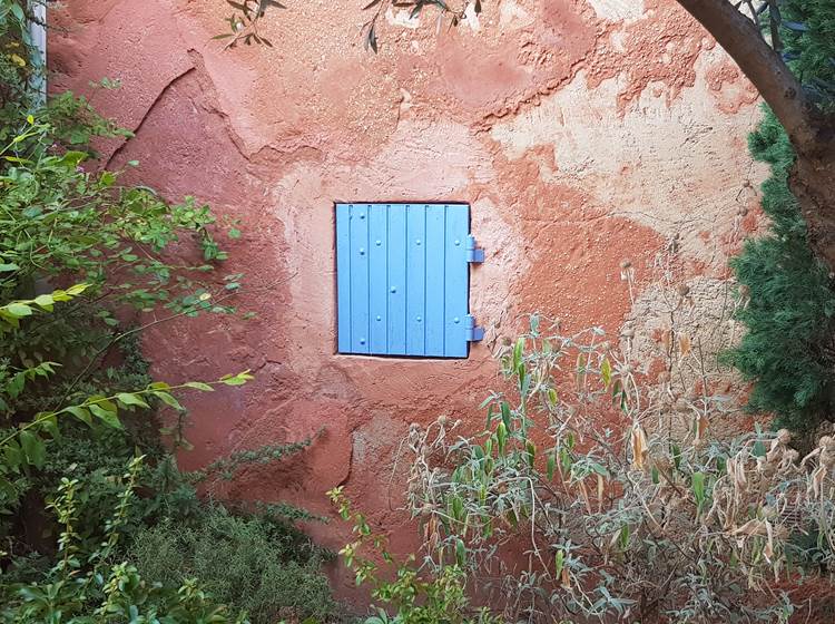 Fenêtre volets bleus et maison ocre Roussillon en Provence