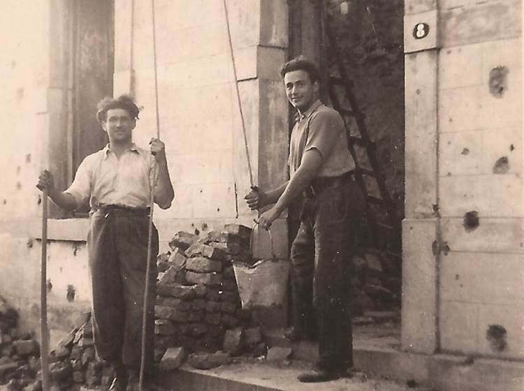 De zoon van Jules Koeune (Jean), mijn vader, links op de foto, begon met de hulp van een vriend al snel met de wederopbouw in 1945.