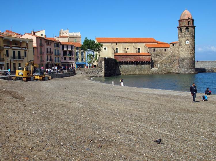 Collioure, la plage et sa célèbre église Notre-Dame-des-Anges