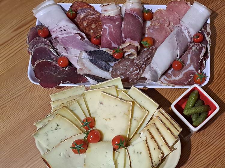 Charcuterie et fromage plateau raclette