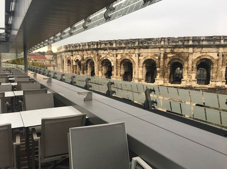 Les arènes de Nîmes vues du restaurant La Table du 2