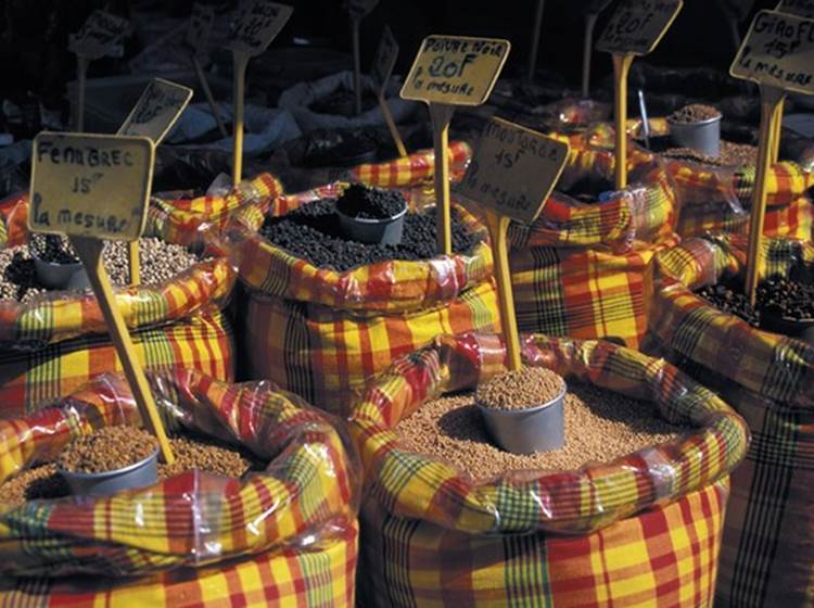 marche-epices-sainte-anne-guadeloupe