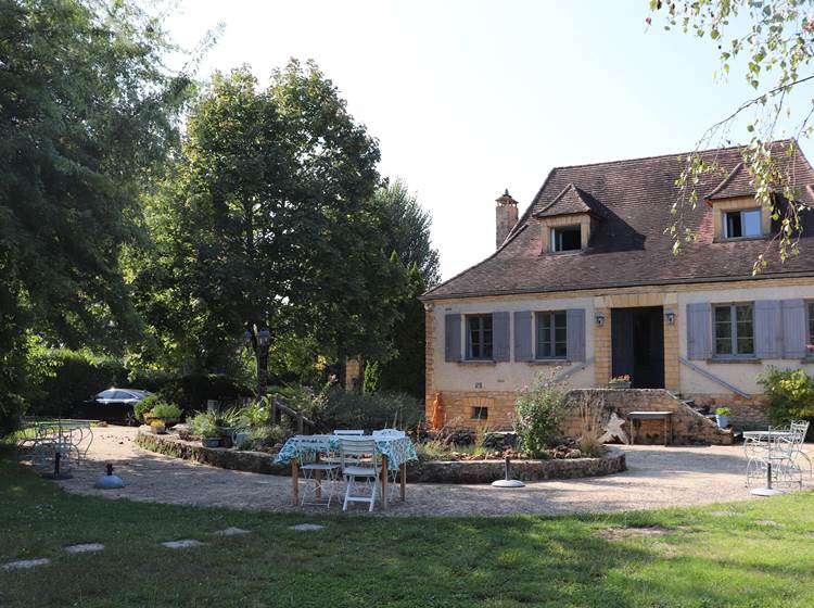 Les Charmes de Sarlat - Jardin vue maison et piscine 2