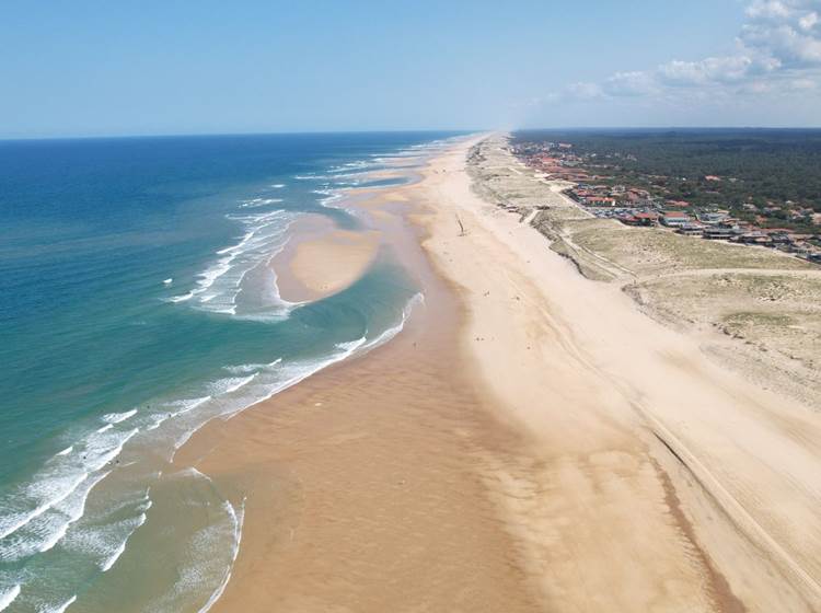 Plage immense de sable fin dans les landes