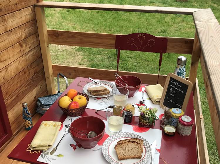 Le petit déjeuner sur la terrasse de La Roulotte-news