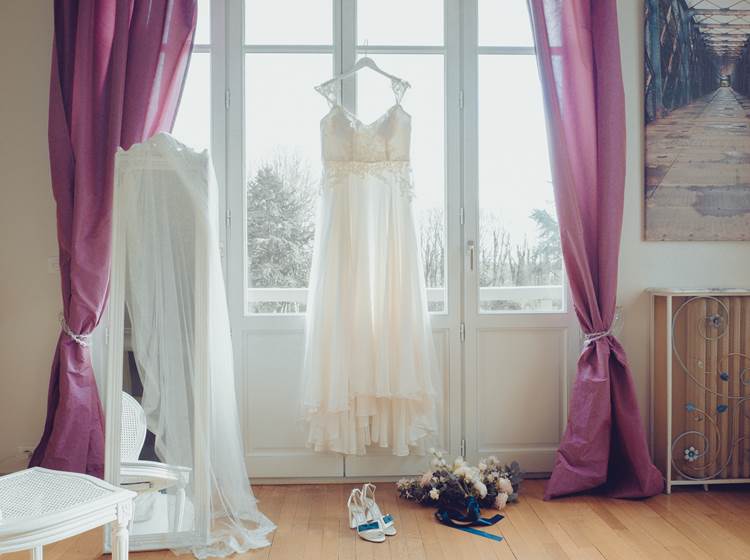 Séance habillage de la mariée dans la chambre "Castagnède"