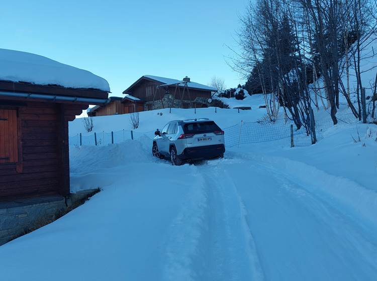 Notre voiture en haut du chemin prêt du chalet