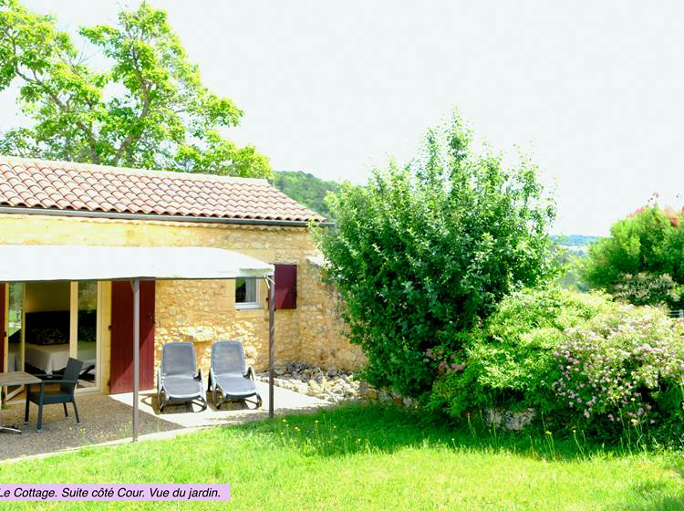 DOMAINE DU CHAMP DE L'HOSTE - chambres d'hôtes à Larzac 24170 - Dordogne - location suite côté cour - location maison de vacances - terrasse -