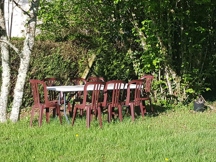 table et chaises de jardin Maison du Masjoubert, un confinement naturel.