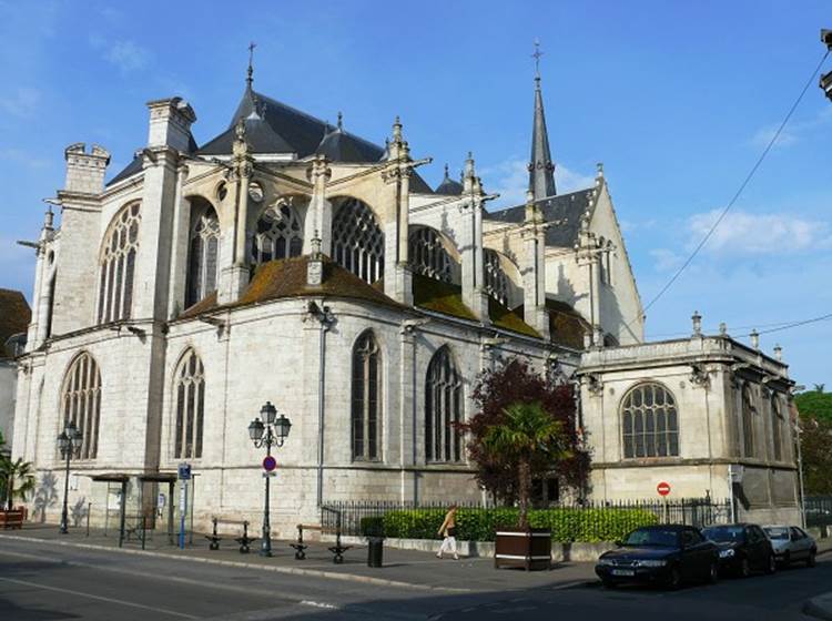 Eglise Sainte Madeleine (2 minutes à pied)