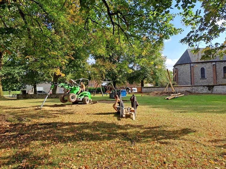 Construction d'une tyrolienne dans la plaine de jeux