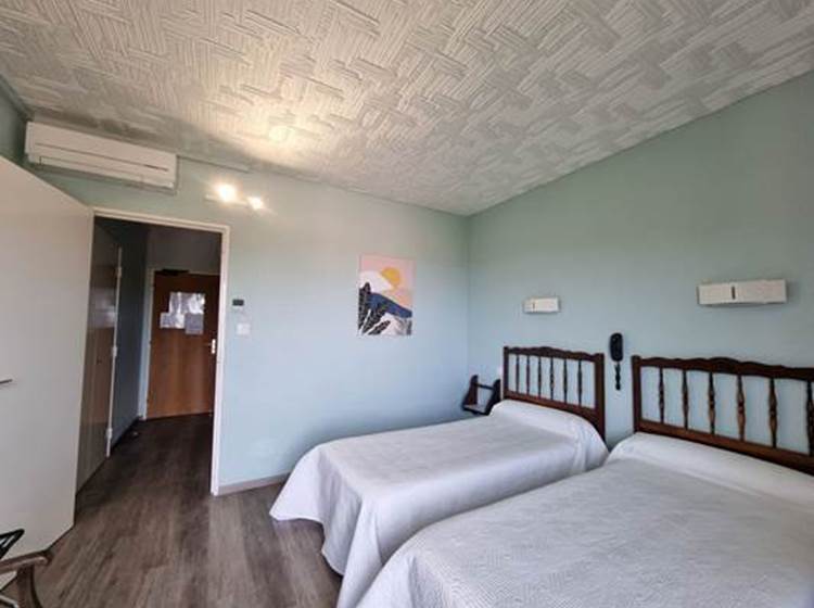 chambresuprieurelitsjumeauxhotel-ambeille