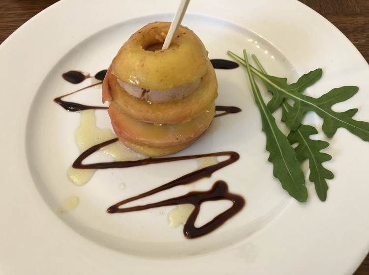 Pomme entière caramélisées au surprenant Foie Gras