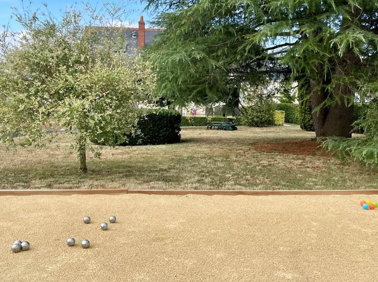 Boulodrome dans le jardin