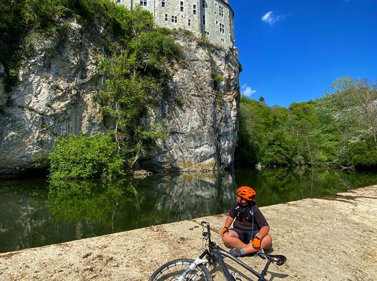 Vélo VTT au bord de la Lesse à Walzin