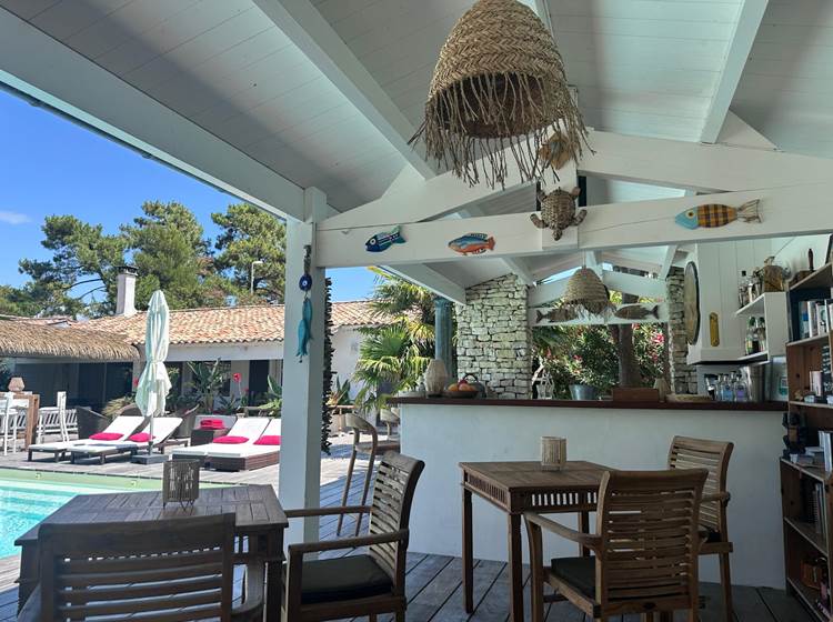salle petit déjeuner au bord de la piscine