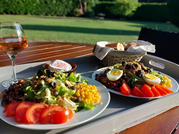 Assiettes de crudités variées