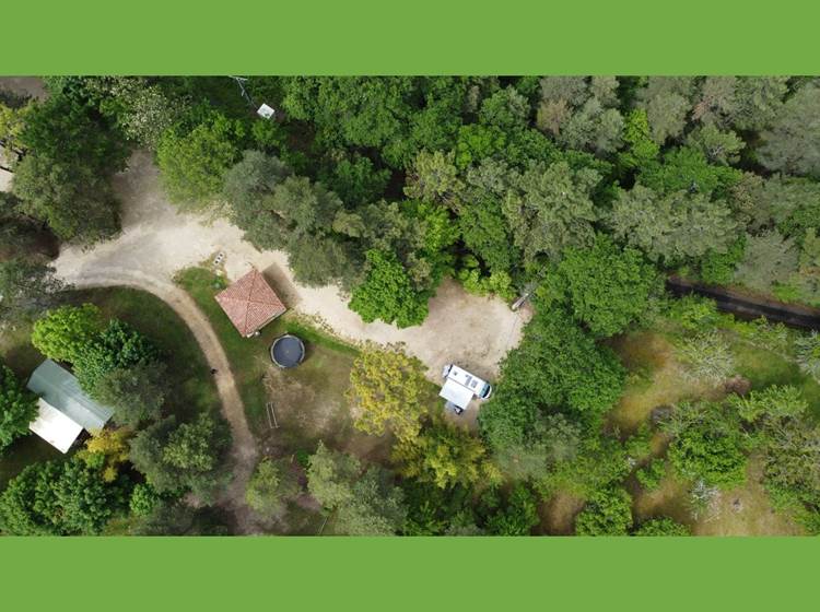 Vue aérienne de l'aire de camping-car