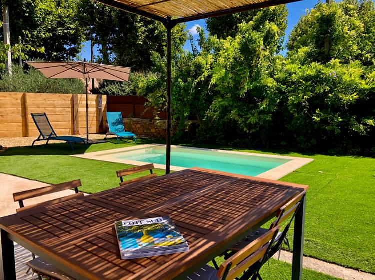 Coin repas au bord de la piscine privée