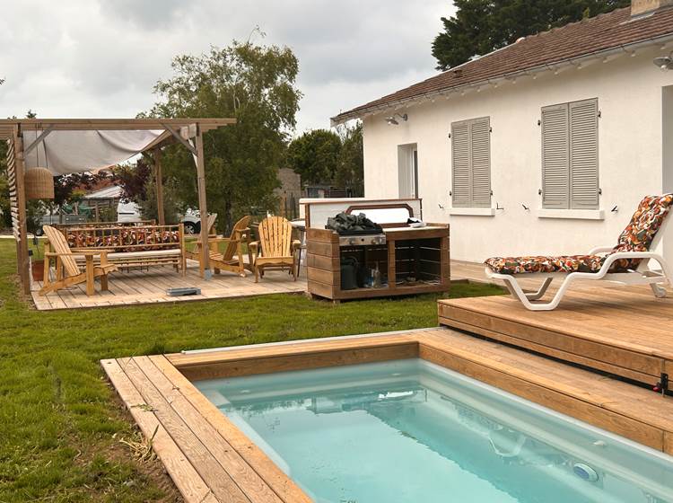 Vue de la terrasse et de la piscine de Maison Ginette