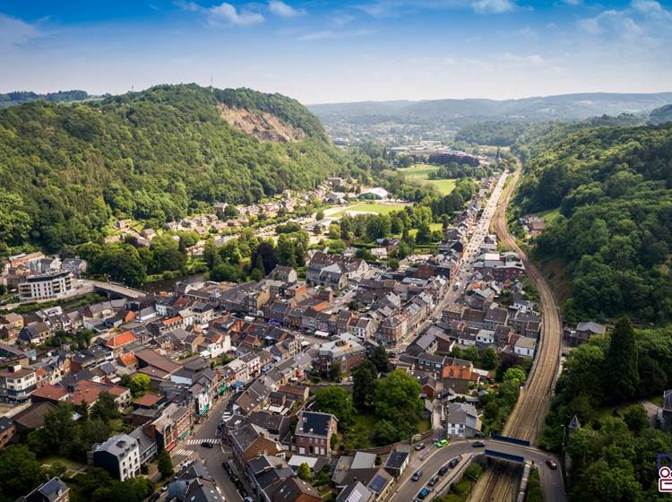 En quittant l'autoroute à AYWAILLE vous découvrez une commune superbe enfuie dans la verdure notamment la Haie des Gattes, classée