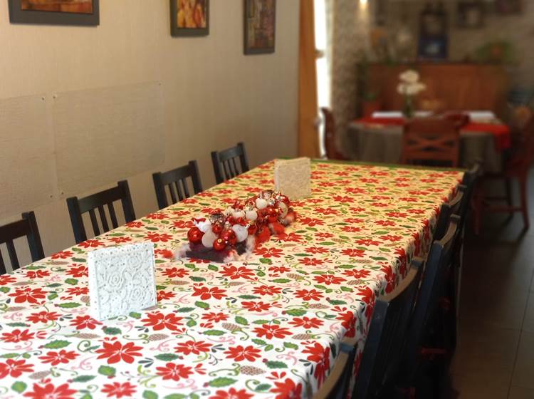 La grande table sera garnie d'une nappe décorative pour l'occasion