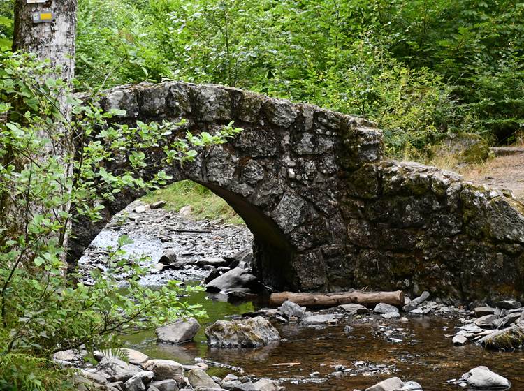 Muno: Pont de pierres sur le Ruisseau des Roches