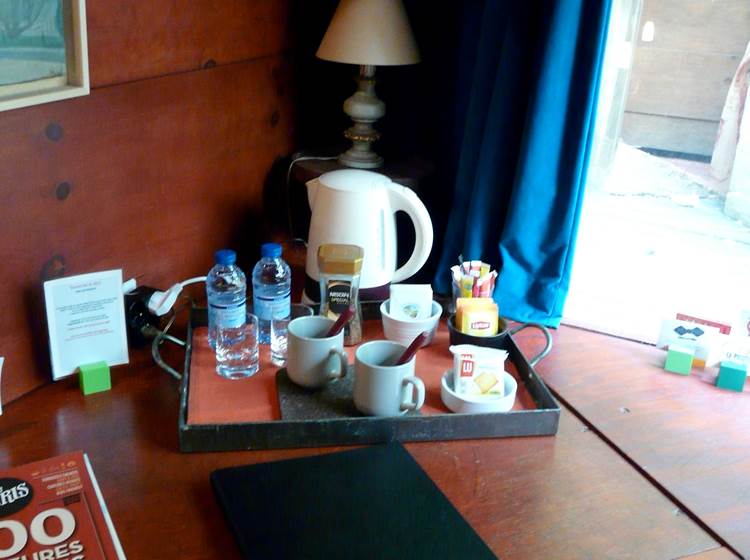 Un plateau d'accueil avec de l'eau, du café, du thé et des infusions