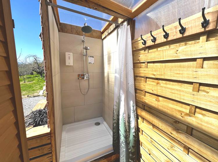 Douche abrité à gel douche corps et cheveux bio fourni