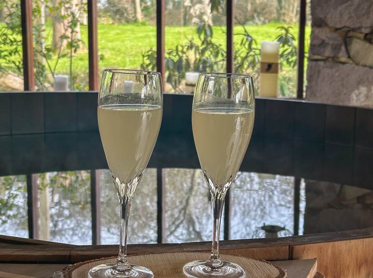 se délasser dans l'eau chaude du bain Ofuro dans une atmosphère tamisée avec bougies, musique relaxante et huiles essentielles (expérience sensorielle unique)